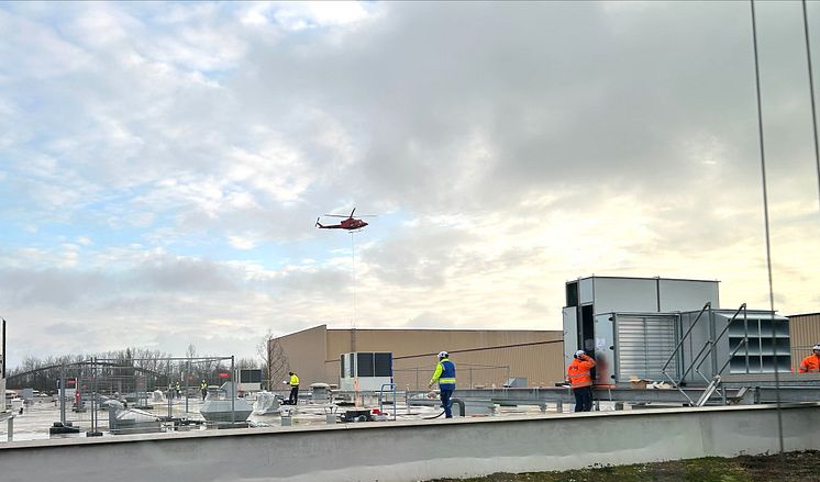 Duni GmbH_Helikopter bringt Hallenbelüftung 1.jpeg