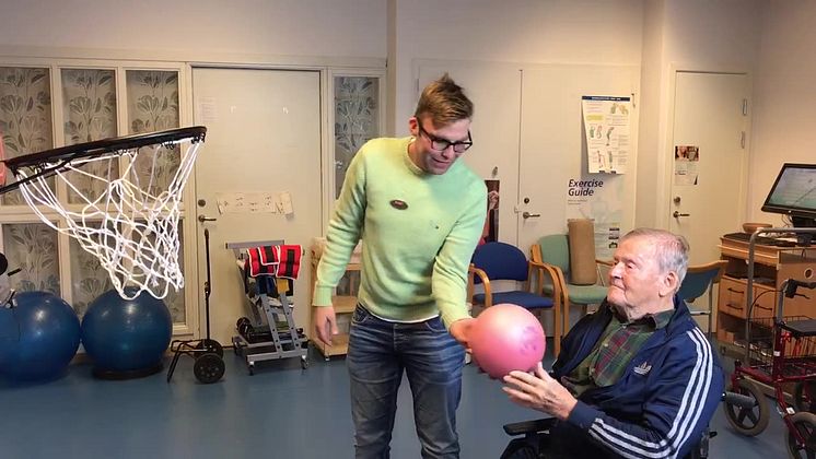 Olle med Emil under basketkorgen