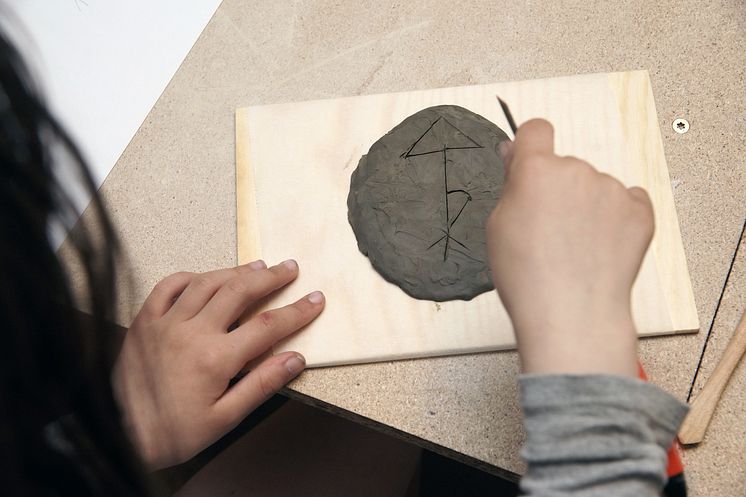 I Barnens skulpturpark testar man olika tekniker och material.