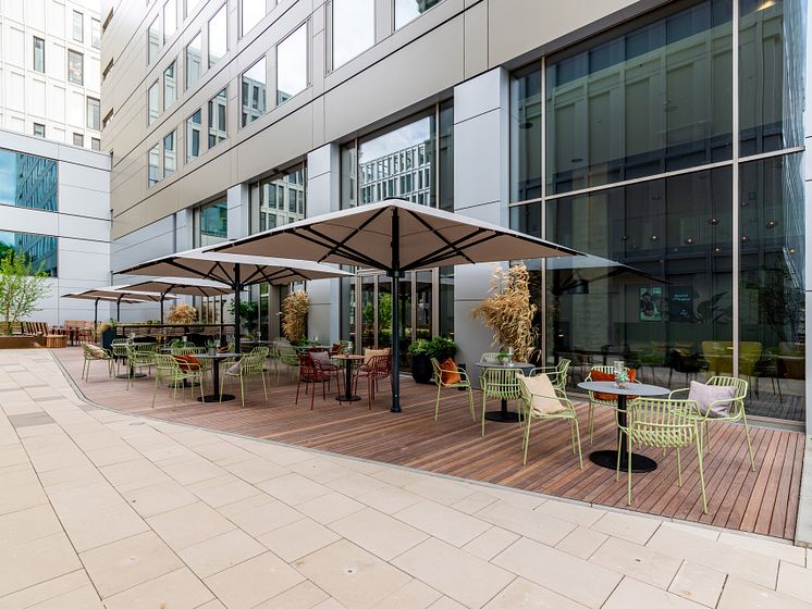 b'mine Frankfurt, Terrasse b'daily
