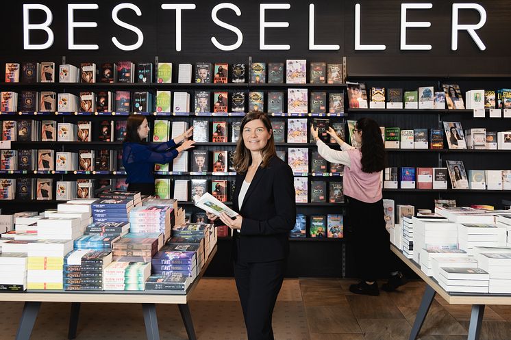 Andrea Heumann vor Bestsellerwand