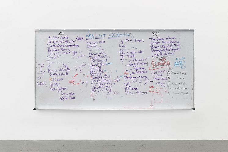 Lutz Bacher, Whiteboard, 2018. Whiteboard-tavle, tusj, pleksiglass.