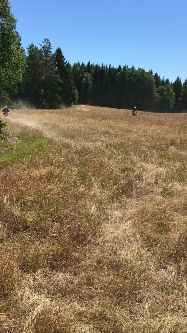 Endurokörning i gräset.