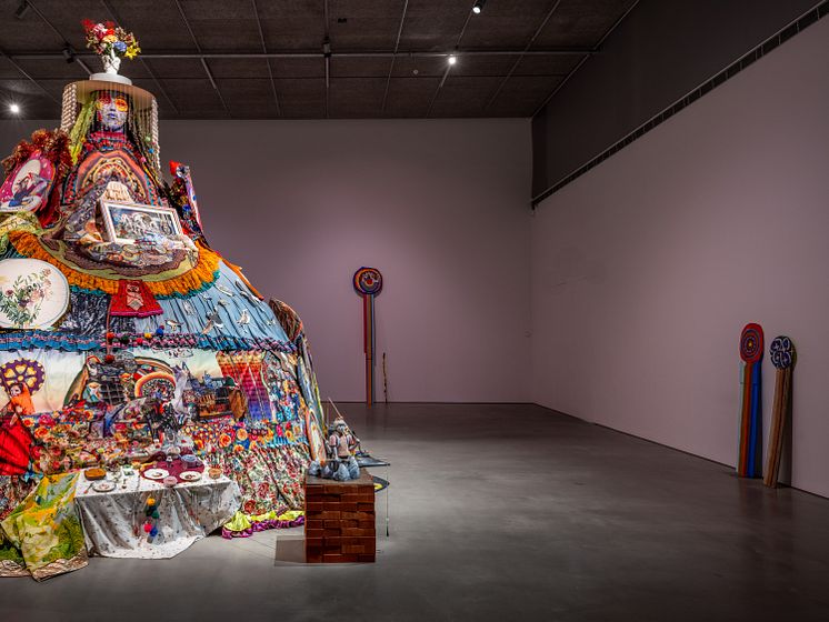 Valeria Montti Colque, installationsvy Cosmonación – Modersberget, Bonniers Konsthall, 2025