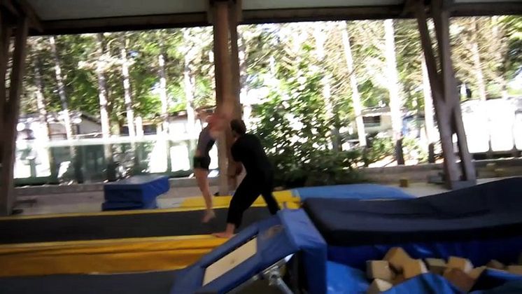 Krigarsång peppar de grymma trupptjejerna i Stockholm Top Gymnastics inför EM i Malmö