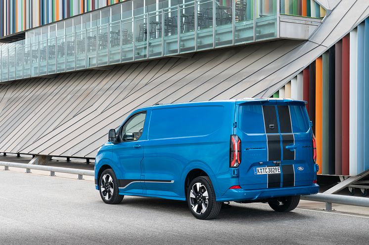 2025PbFP_E-Transit_Custom_Sport_005.jpg