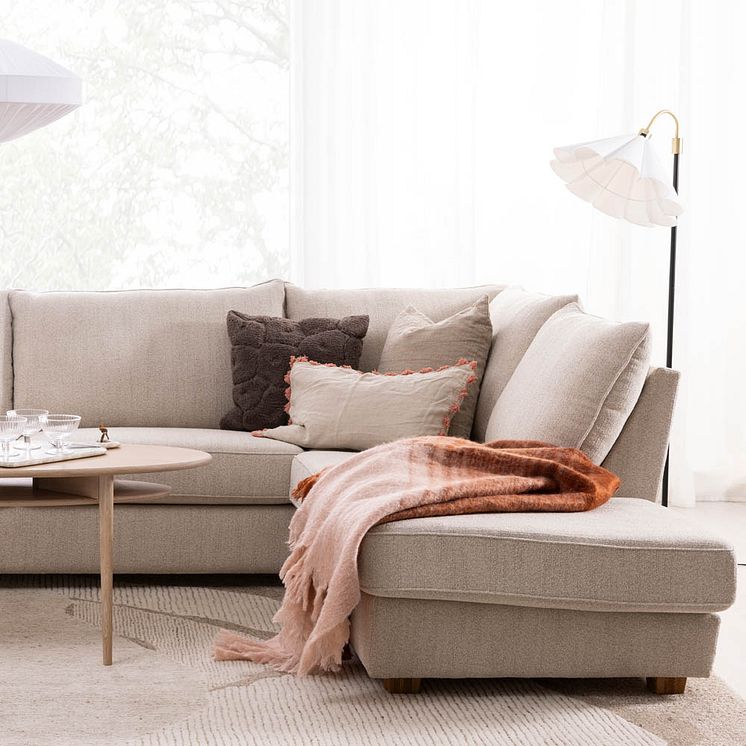 Lindö soffa med öppet avslut tyg Elsa beige 02 ben ek miljö 2025 2.jpg
