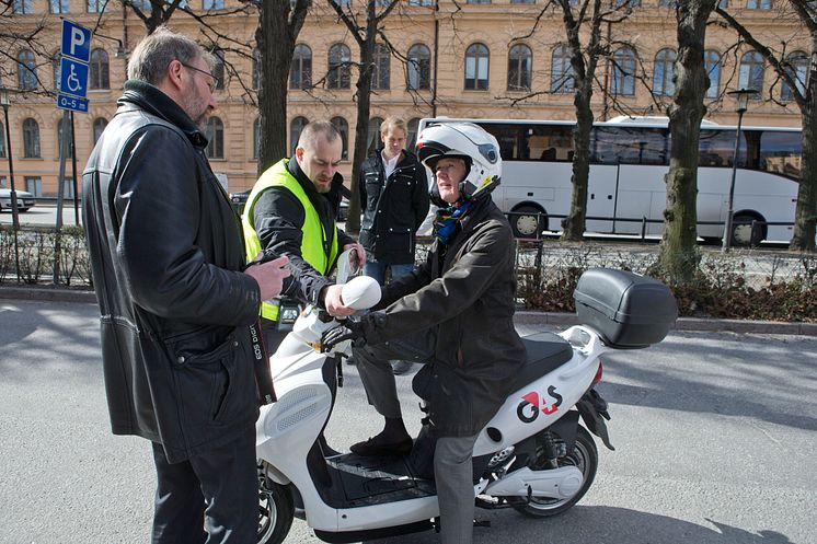 Trafikborgarråd Ulla Hamilton (M) testar eldriven EU-moped