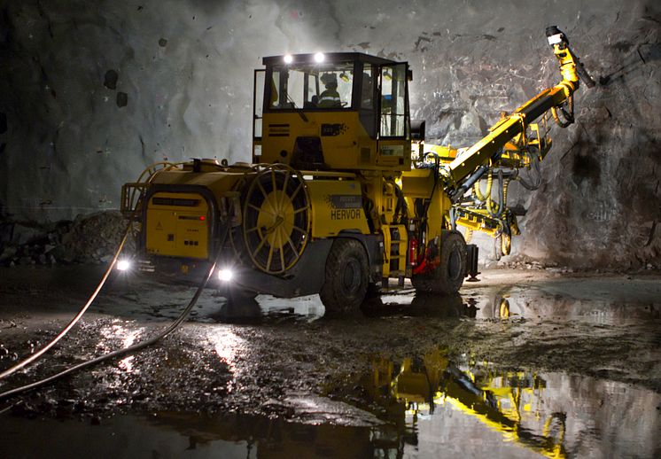 An Atlas Copco Boomer machine equipped with Cavotec cable reels