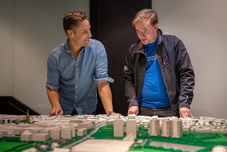 Rickard och David bygger Skövde i lego