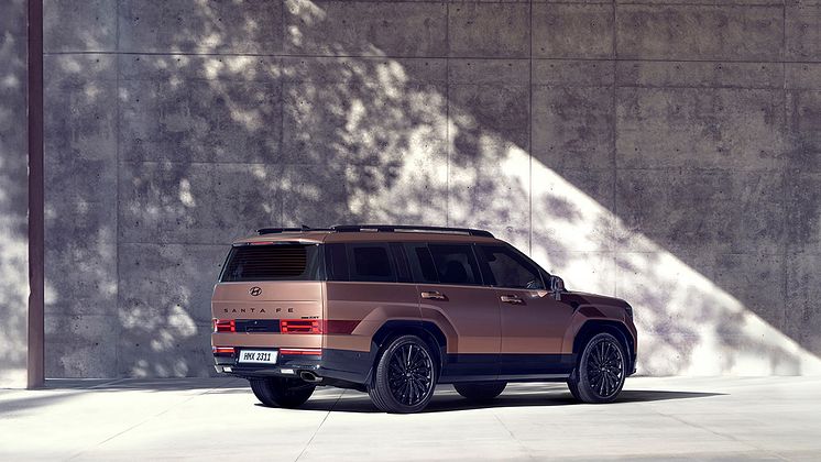 hyundai-santa-fe-boasts-bold-new-design-exterior-09_16-9.jpg