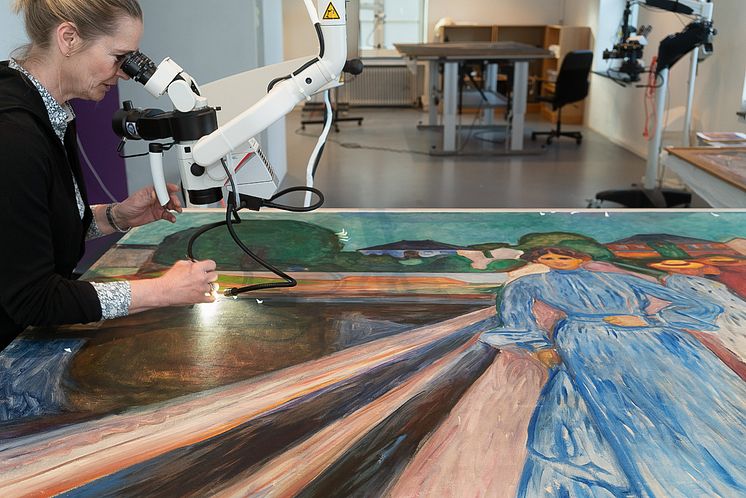 Fra konserveringen av Edvard Munchs malerier