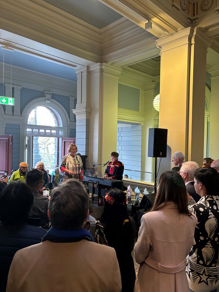 Konsert med Andreas Gundersen og Ann Jorid Henriksen under åpningen av utstillingen «Urfolkshistorier».  