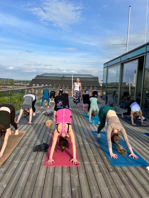 b'mine THE ROOF Düsseldorf: Yoga mit Sonja von Mattenfest