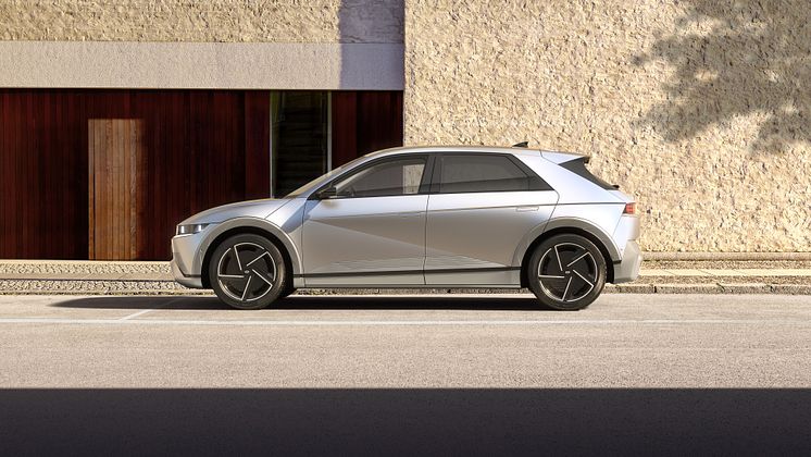 hyundai-ioniq-5-exterior-gravity-gold-matte-0624-03.jpg