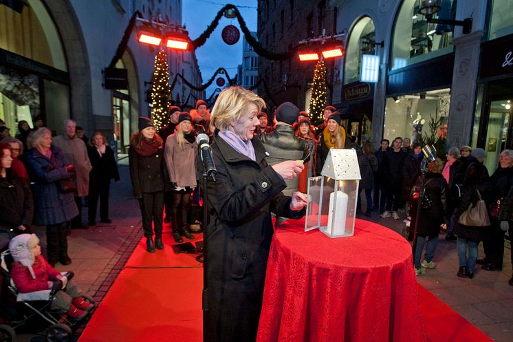 Ulla Hamilton tänder årets julbelysning i Stockholm