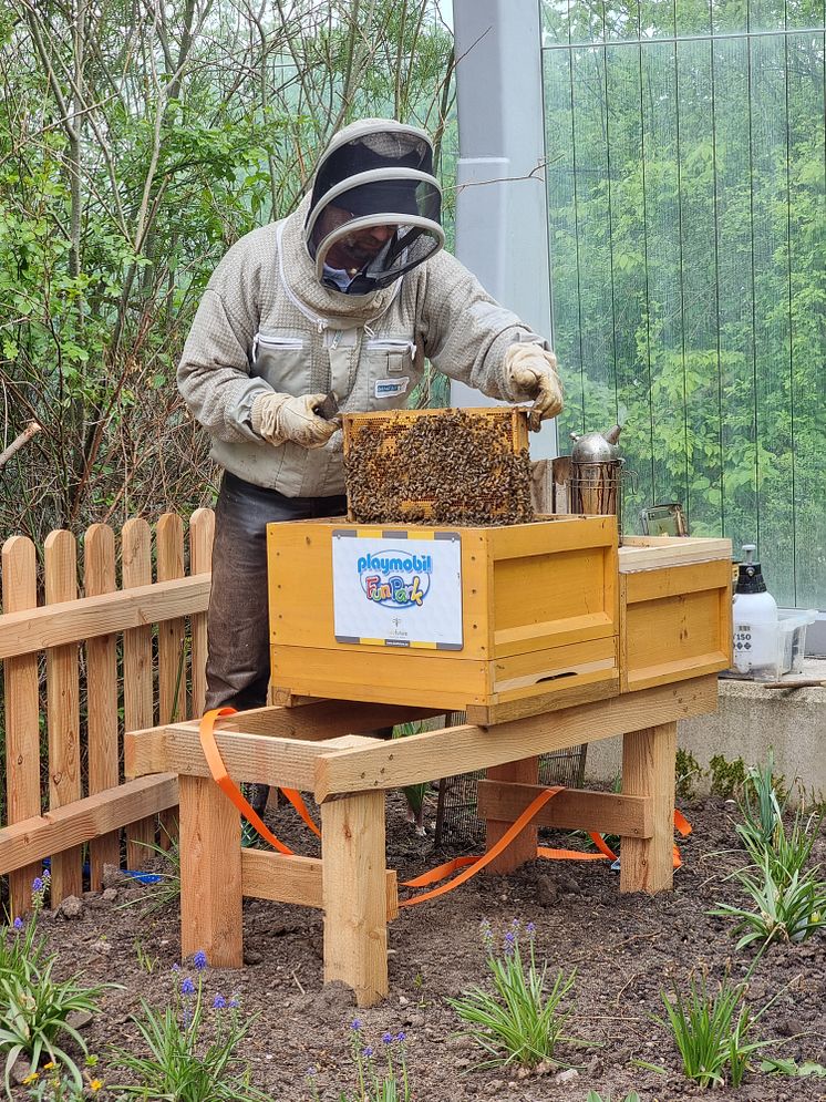 Der Imker besucht die Bienen im Playmobil-FunPark