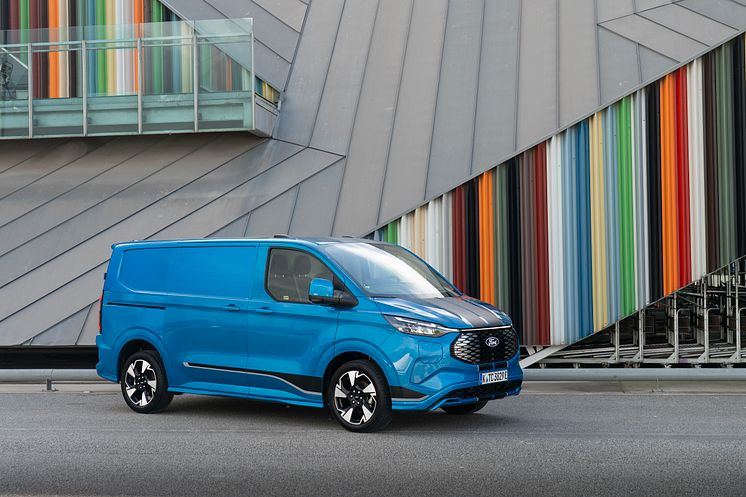 2025PbFP_E-Transit_Custom_Sport_001.jpg
