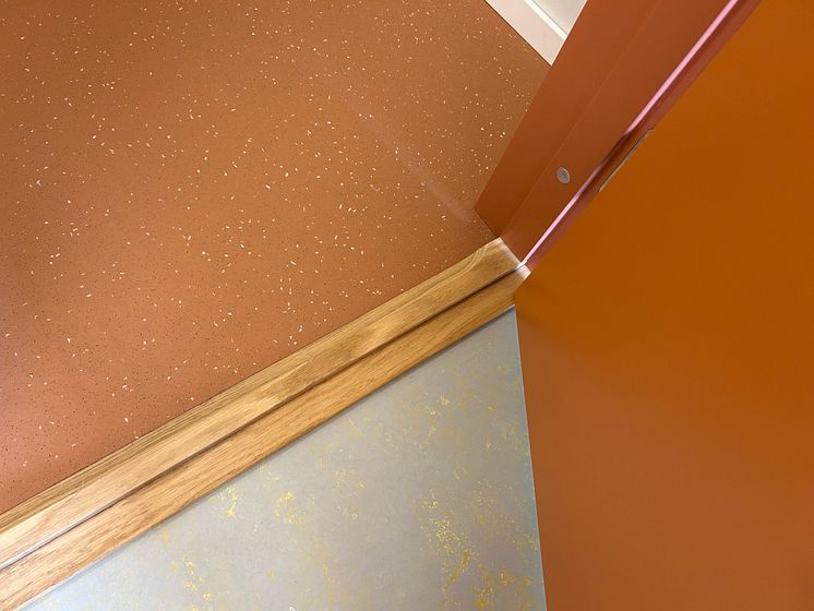 Gang/ kommunikasjonsareal Forbo «Yellow Shimmer» + Forbo vinyl i stellerom/WC
