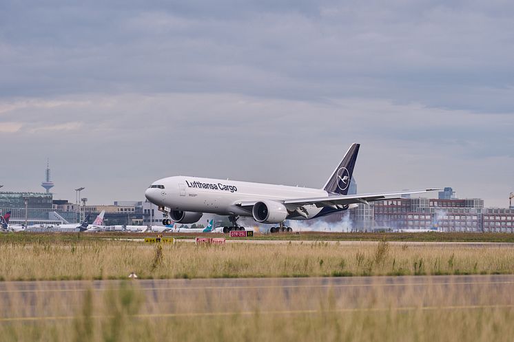 Ankunft_B777F_D-ALFL_HolaArgentina