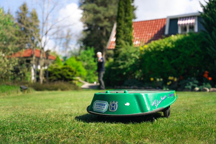 Husqvarna Solar Mower 2.jpg