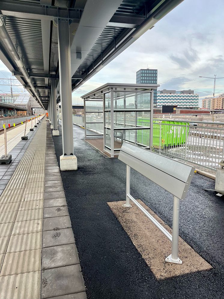 Lutningsbänk Alma och Edgy väderskydd, Barkarby station.jpg