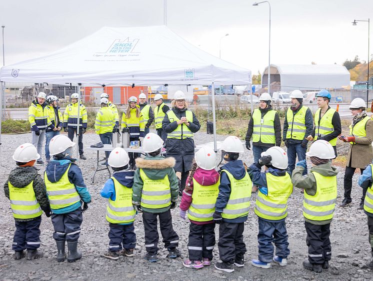 Skolfastigheters affärsområdeschef projekt Therese Lundborg hälsar alla förskolebarn välkomna.