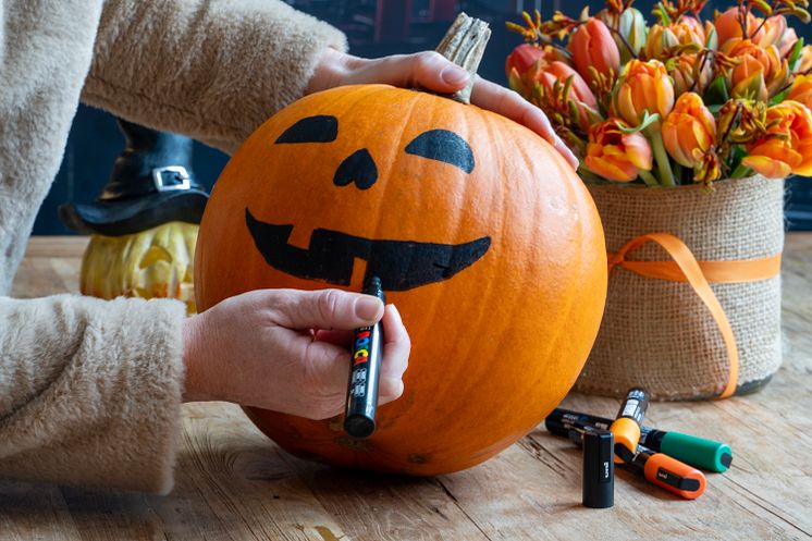 Tulpaner och pumpa till halloween