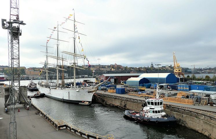 1620px-Af_Chapman_1888_entering_Beckholmen_Gustav_V_dry_dock_07_October_2021_-_01