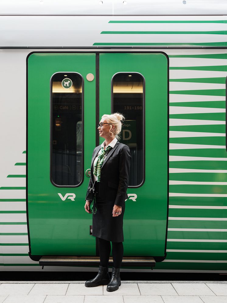 Servicevärd utanför ett VR-tåg