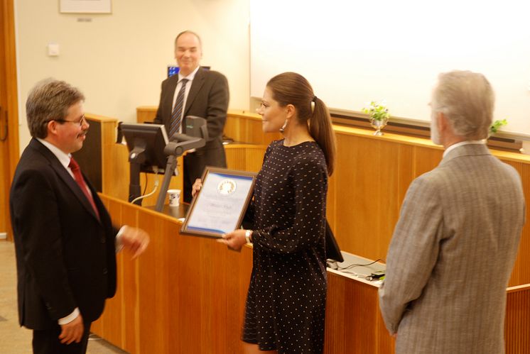Kronprinsessan Victoria överlämnar pris till professor Mikael Knip