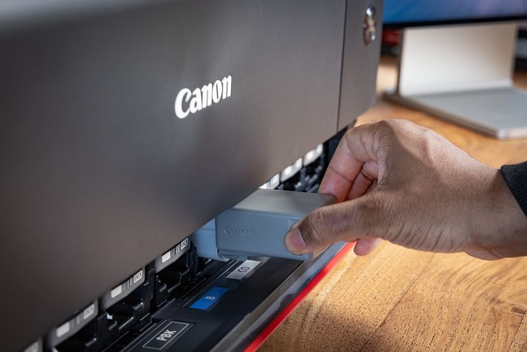 Canon imagePROGRAF PRO-1100_BTS_Ambient_Changing Ink_K7A8538.jpg