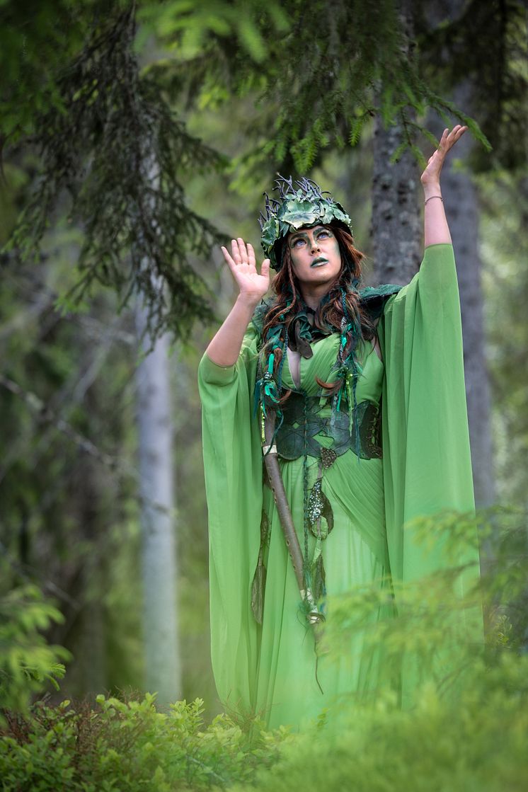 Skogsdryaden Naturia kan tala med träden