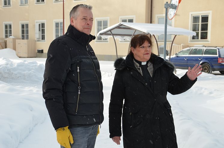 Banken och kyrkan bygger lekpark