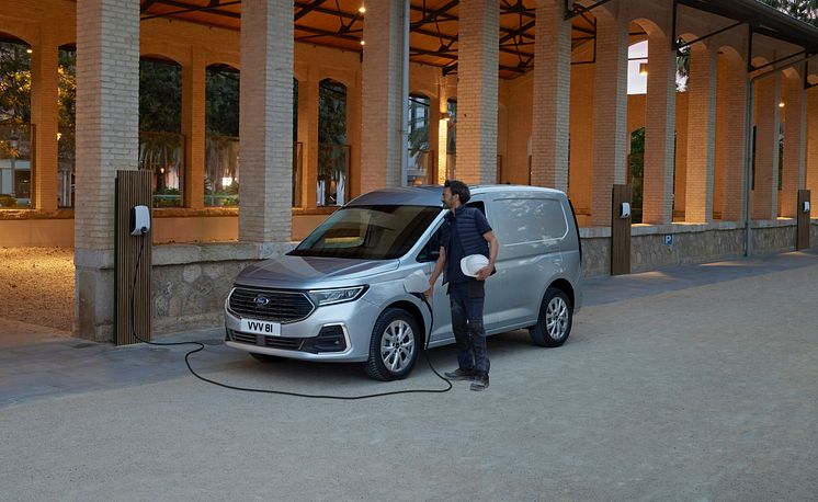 TRANSIT_CONNECT_PHEV_SWB_EXTERIOR_01.jpg