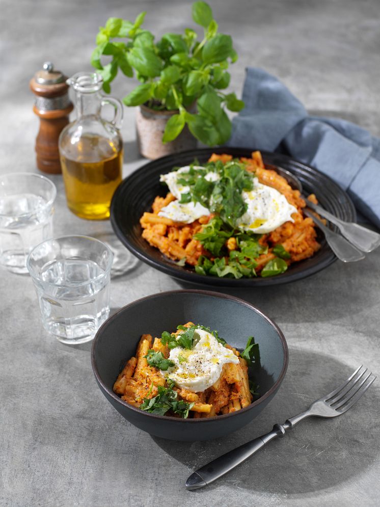 Glutenfri pasta med rostad tomatsås och burrata.jpg