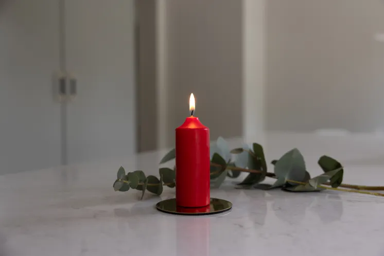 Liljeholmens Stearinfabriks röda Kupéljus är tillverkat av 100% stearin, som är ett förnybart material.