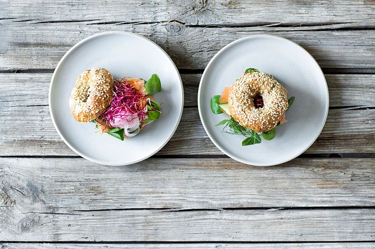 Bagels med laks og grønt