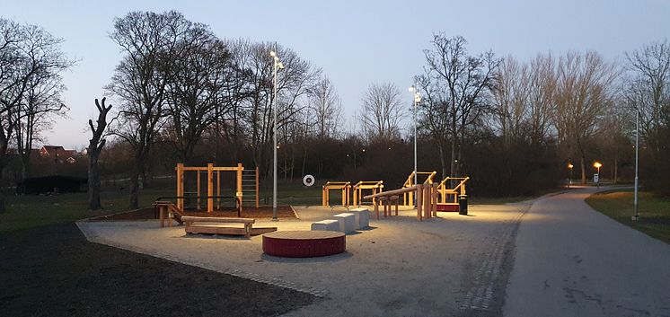 Sankt hans backar utegym med belysning.jpg