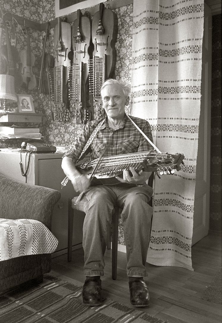 Eric Sahlström i "spelkammaren" hemma i Göksby 1982. Foto: Tommy Arvidson, Upplandsmuseet.