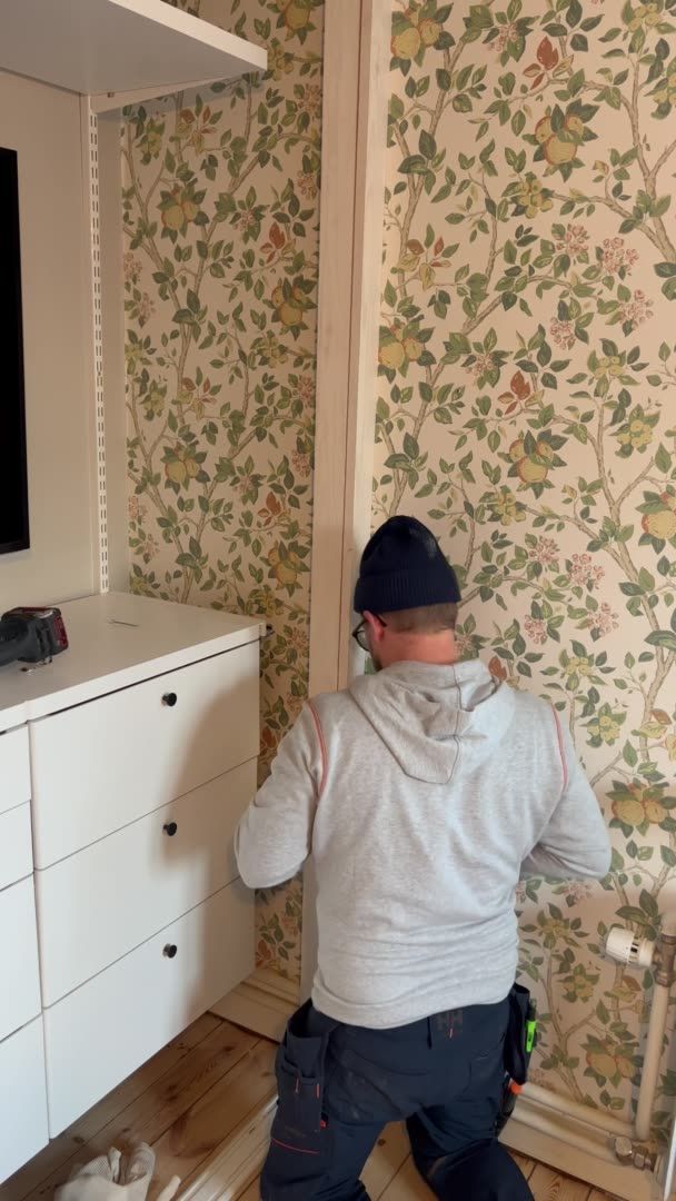 Skjutdörrar trots rör på väggen