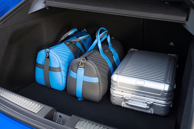 27_LOT_AXS__AlpineBleuVision_StaticTrunk with Alpine accessories.jpg