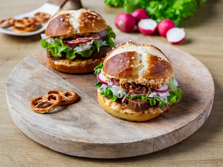 Bayrischer Burger mit Obazda.jpg