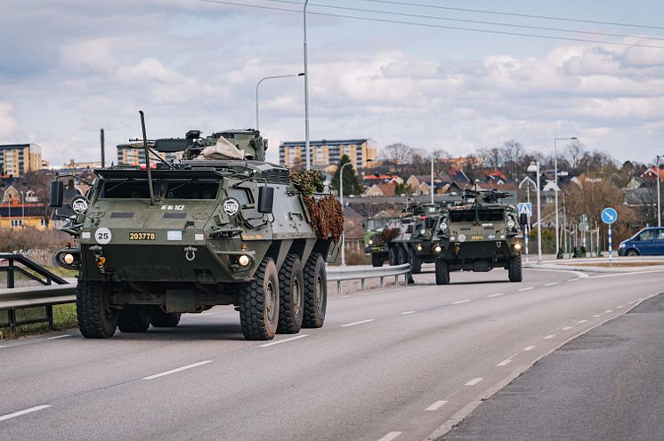 Militärfordon på väg från Luftvärnsregementet för att delta i försvarsmaktsövning Aurora 23.