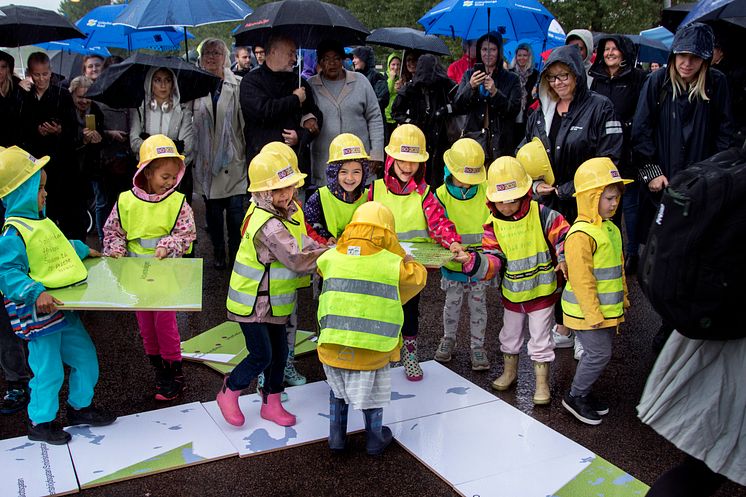 Barn från Sockenvägens förskola lägger pussel