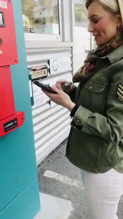 Eline explain in Norwegian (English text) how to hand in a Car Key in Sharebox S18-Safe