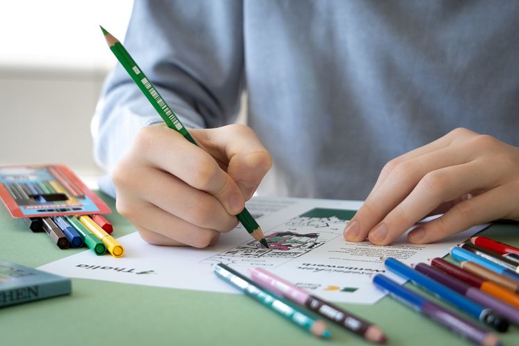 Kind koloriert Lesezeichen-Motiv