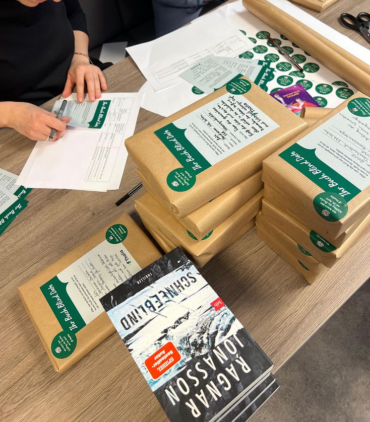 Mitarbeitende beim Verpacken der Bücher
