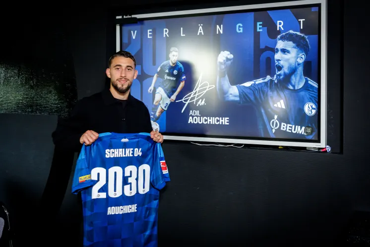 Adil Aouchiche zeigt ein blaues Heimtrikot mit der Rückennummer "2030".