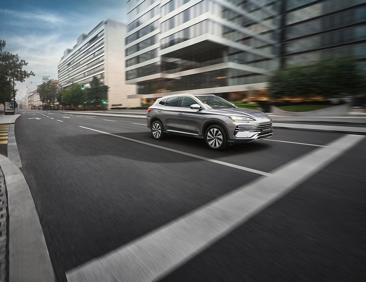 05、SEAL U DM-i_LHD_Lifestyle_City_On Road_Right Front 65°_download.jpg